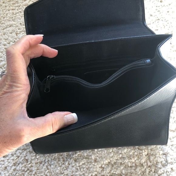 Liz Claiborne black handbag (cross body or satchel) - Picture 4 of 4